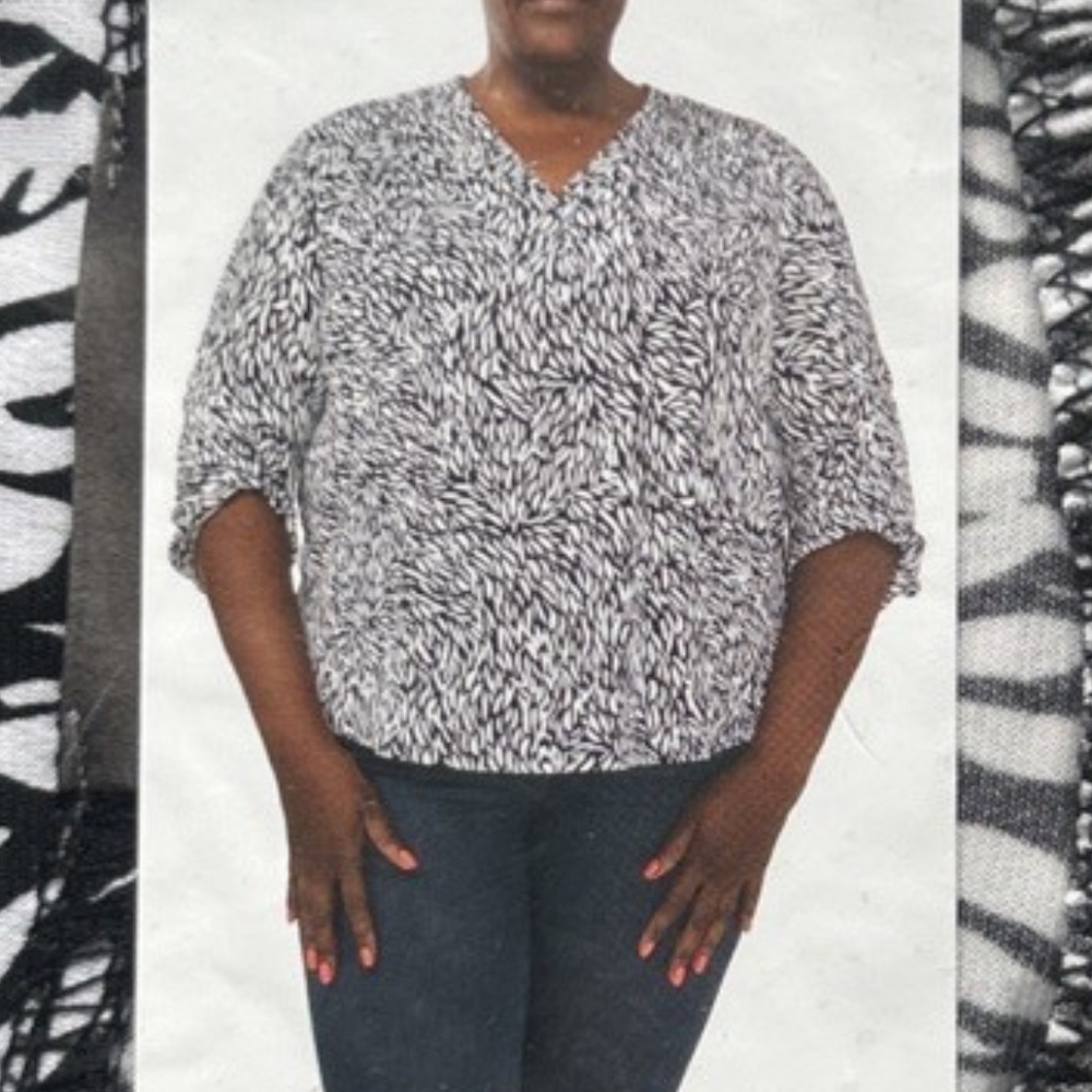 Vince Camuto Women's V-Neck Mid Sleeve Top • Black & White • Large